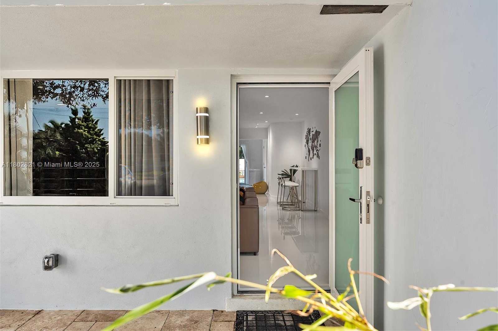Small Image of 5005 JOHNSON ST, Hollywood Number 2