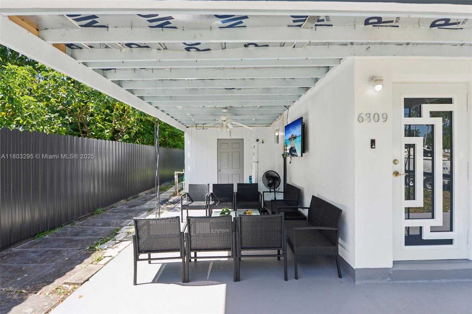 Small Image of 6309 CLEVELAND ST, Hollywood Number 13