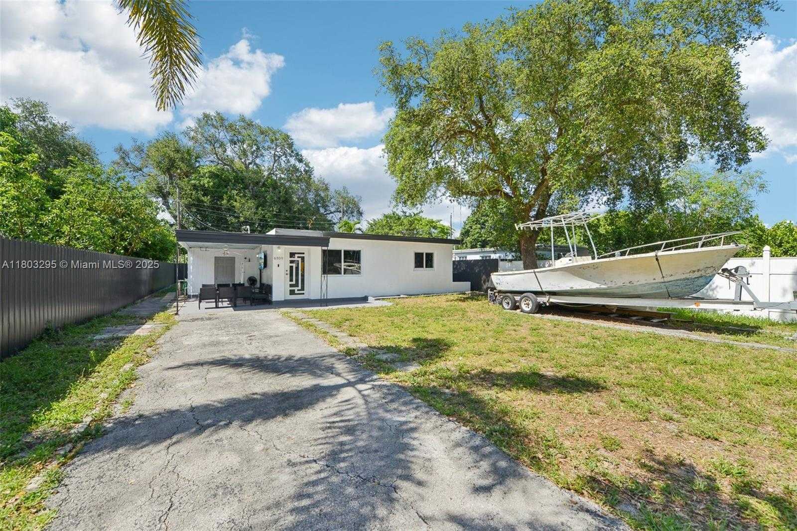 Small Image of 6309 CLEVELAND ST, Hollywood Number 2