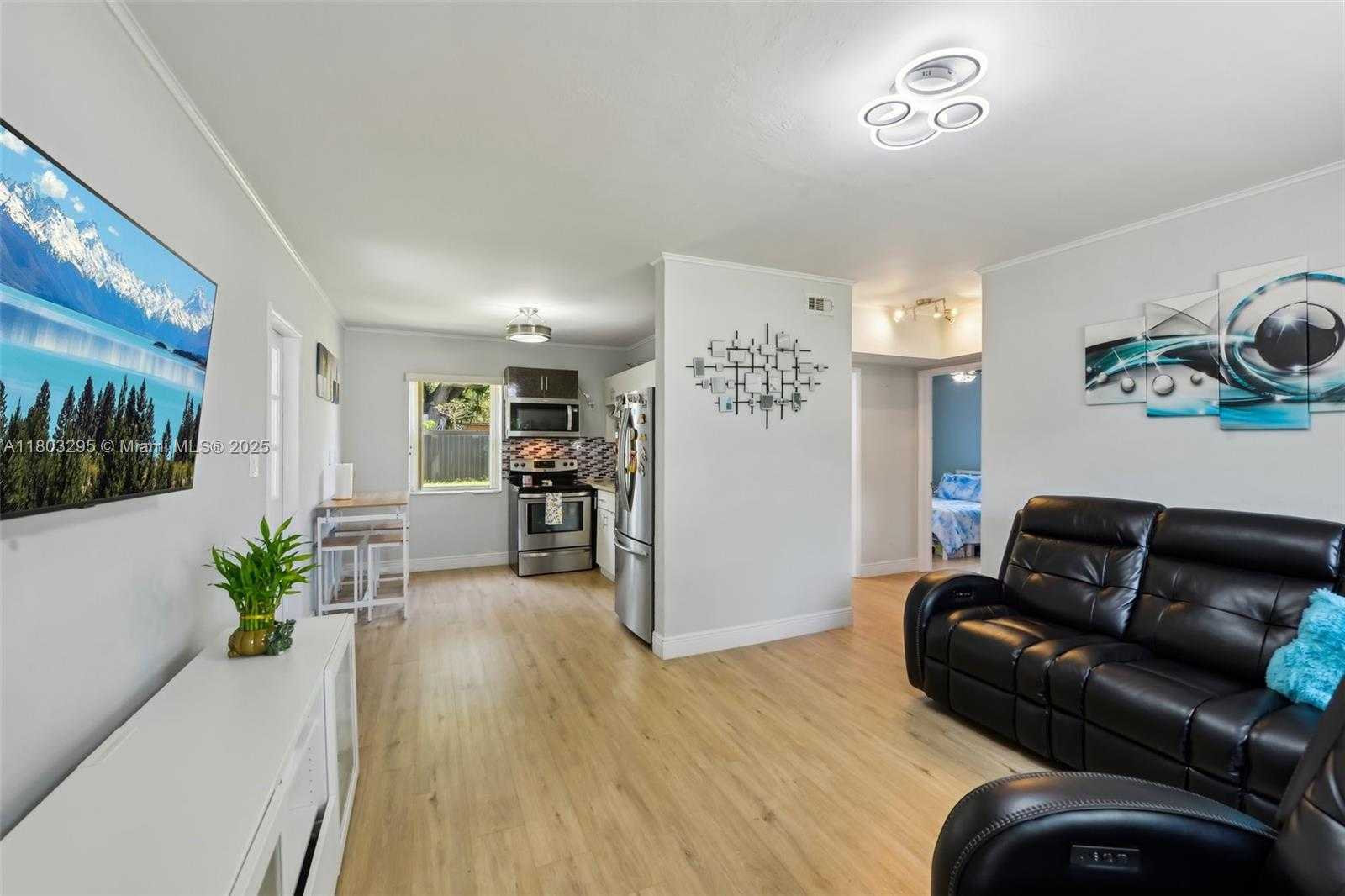 Small Image of 6309 CLEVELAND ST, Hollywood Number 3