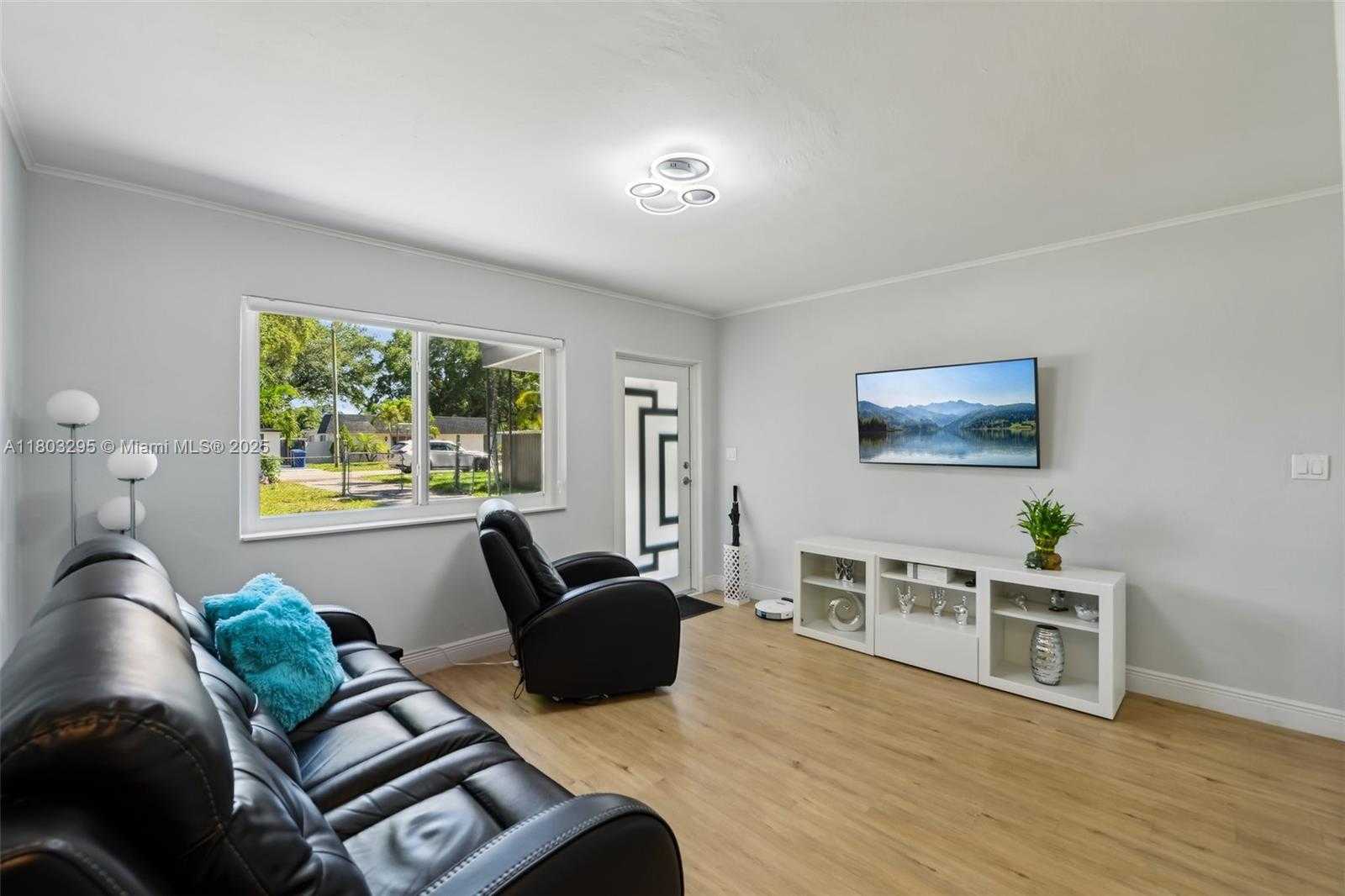 Small Image of 6309 CLEVELAND ST, Hollywood Number 4