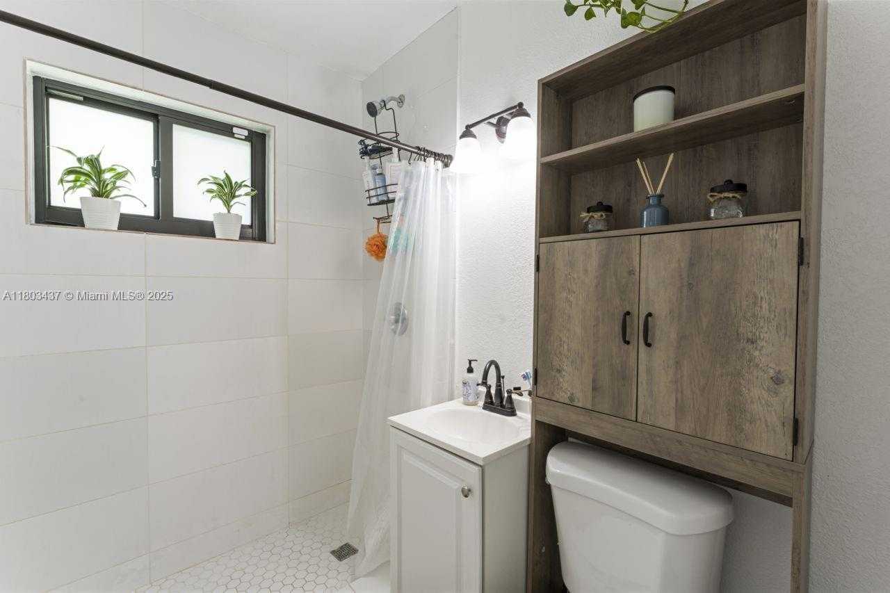 Small Image of 1330 NORTH EAST 155TH ST, North Miami Beach Number 19