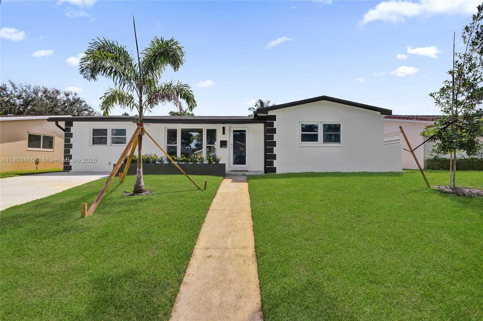 Small Image of 2021 NORTH 53RD AVE, Hollywood Number 2