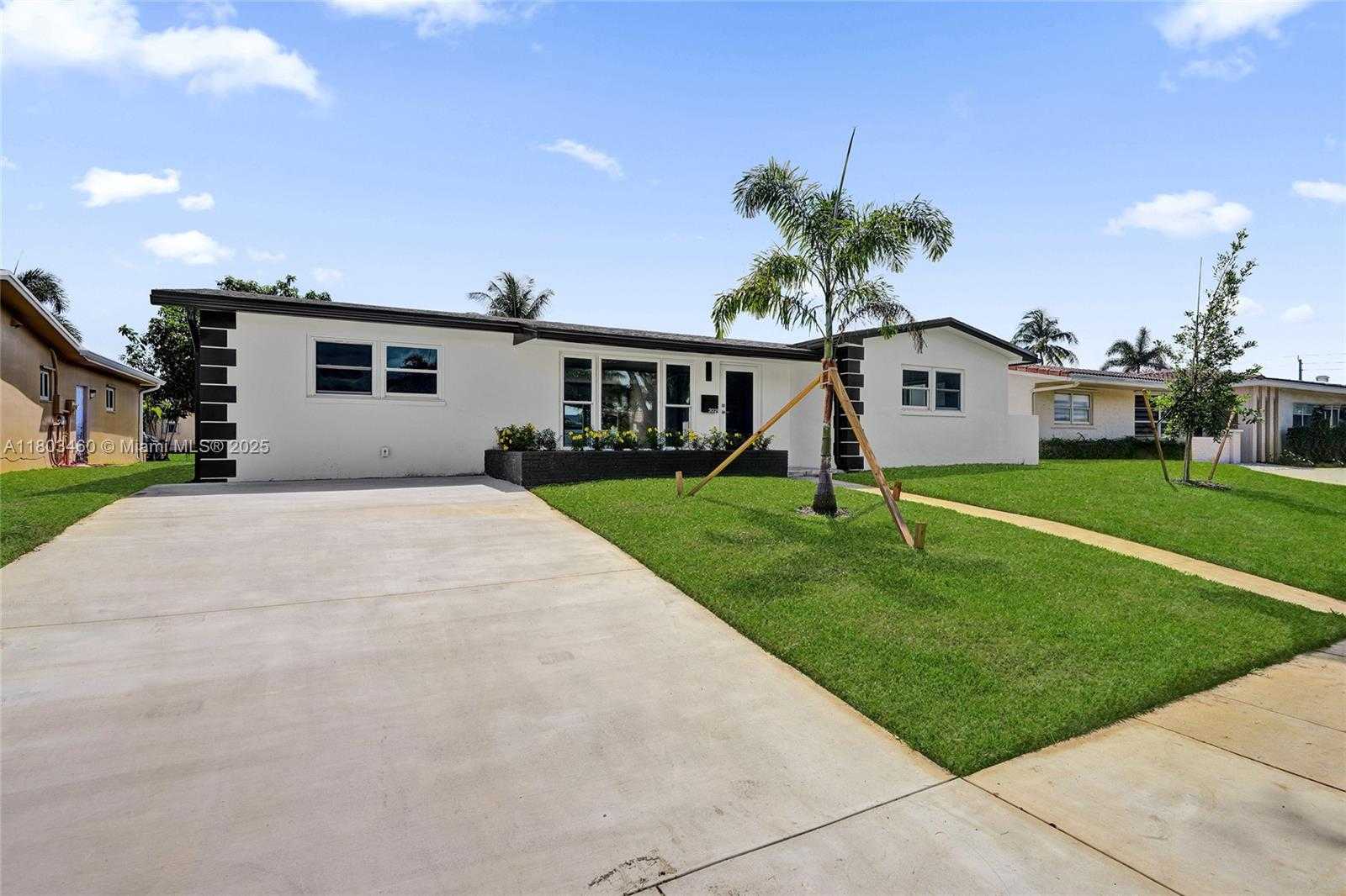 Small Image of 2021 NORTH 53RD AVE, Hollywood Number 3