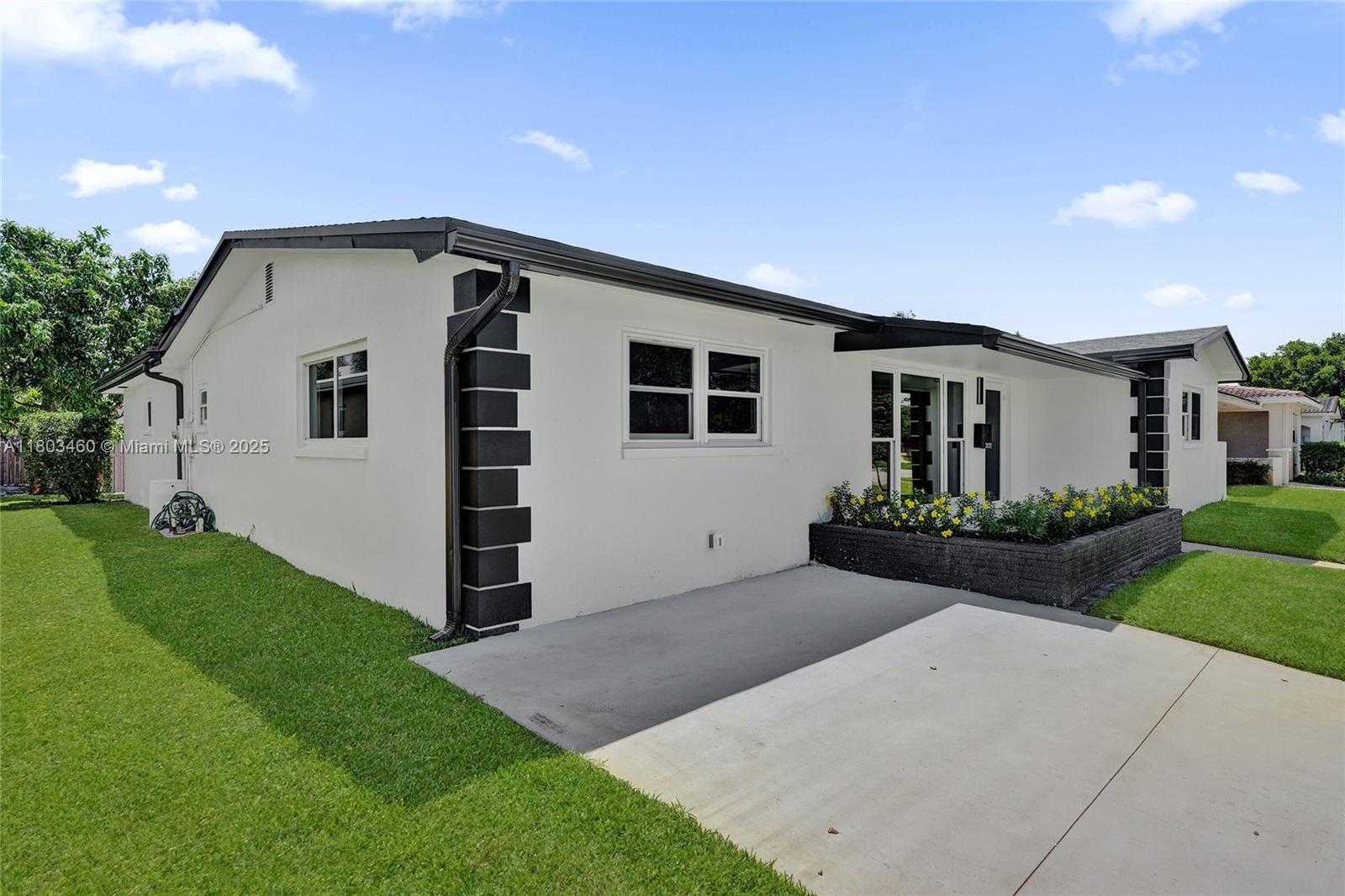 Small Image of 2021 NORTH 53RD AVE, Hollywood Number 4