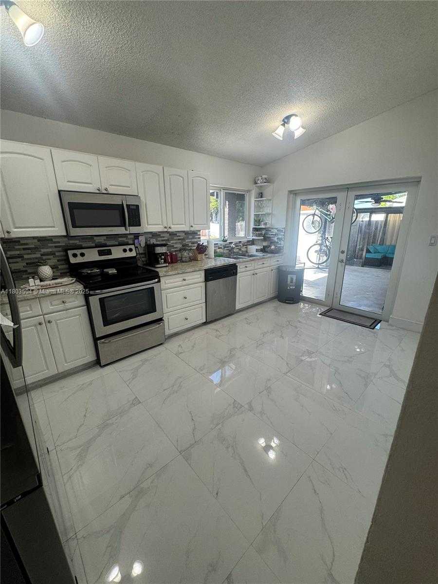 Small Image of 19321 NORTH WEST 83RD AVE, Hialeah Number 11