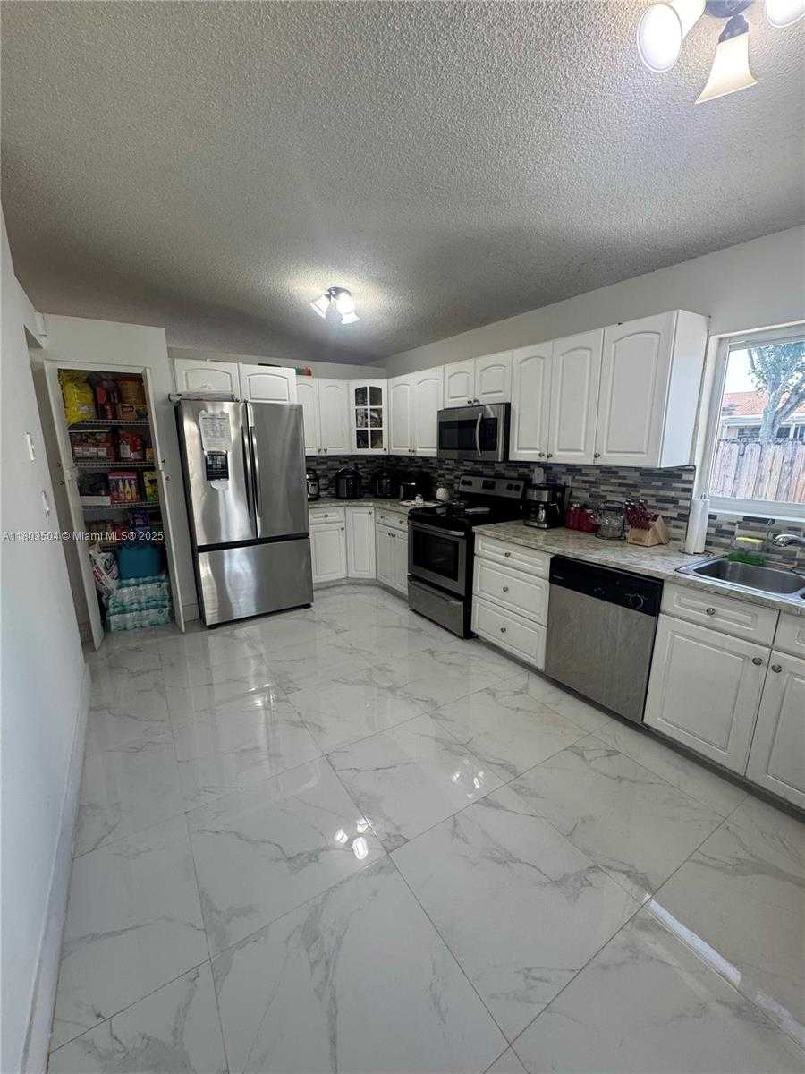 Small Image of 19321 NORTH WEST 83RD AVE, Hialeah Number 12