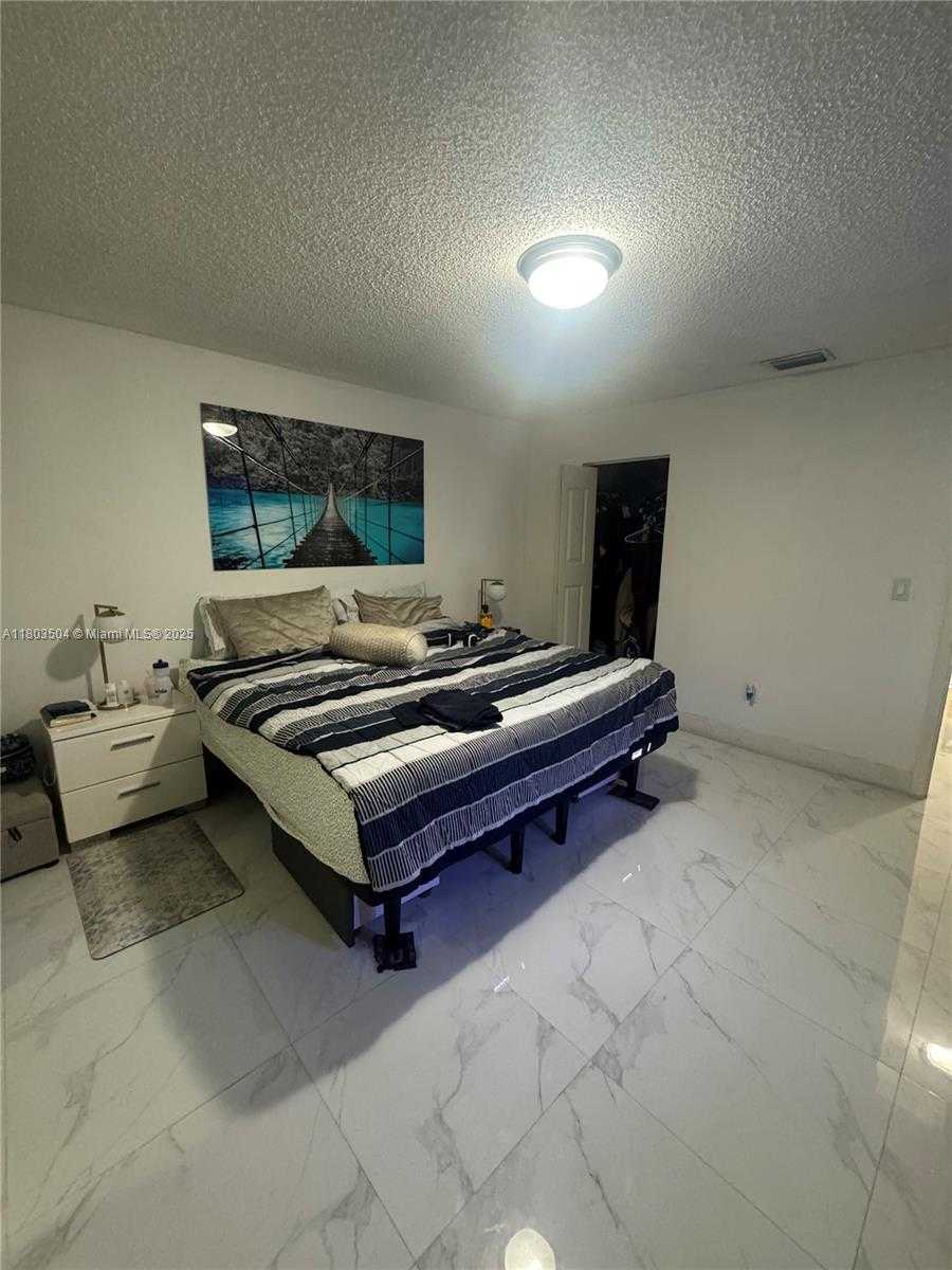 Small Image of 19321 NORTH WEST 83RD AVE, Hialeah Number 14