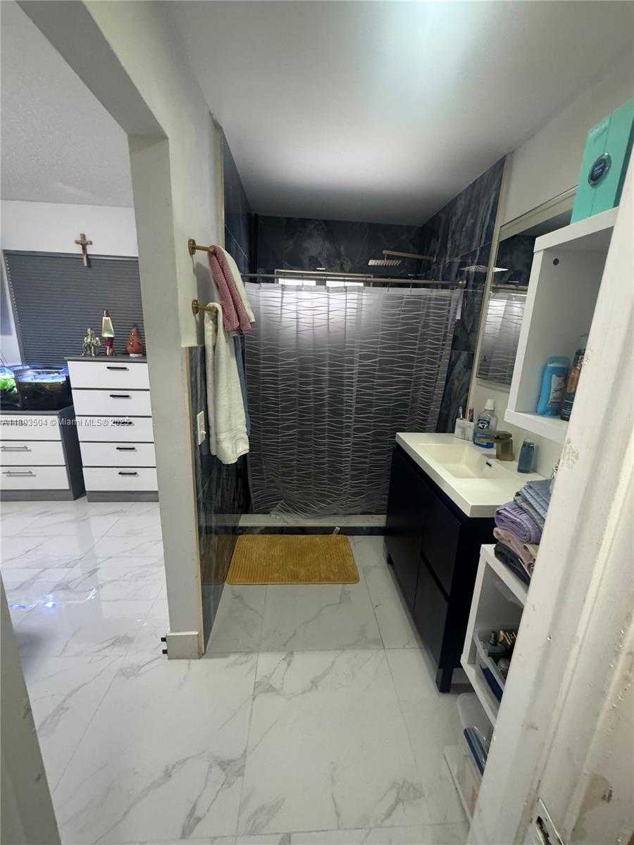 Small Image of 19321 NORTH WEST 83RD AVE, Hialeah Number 15