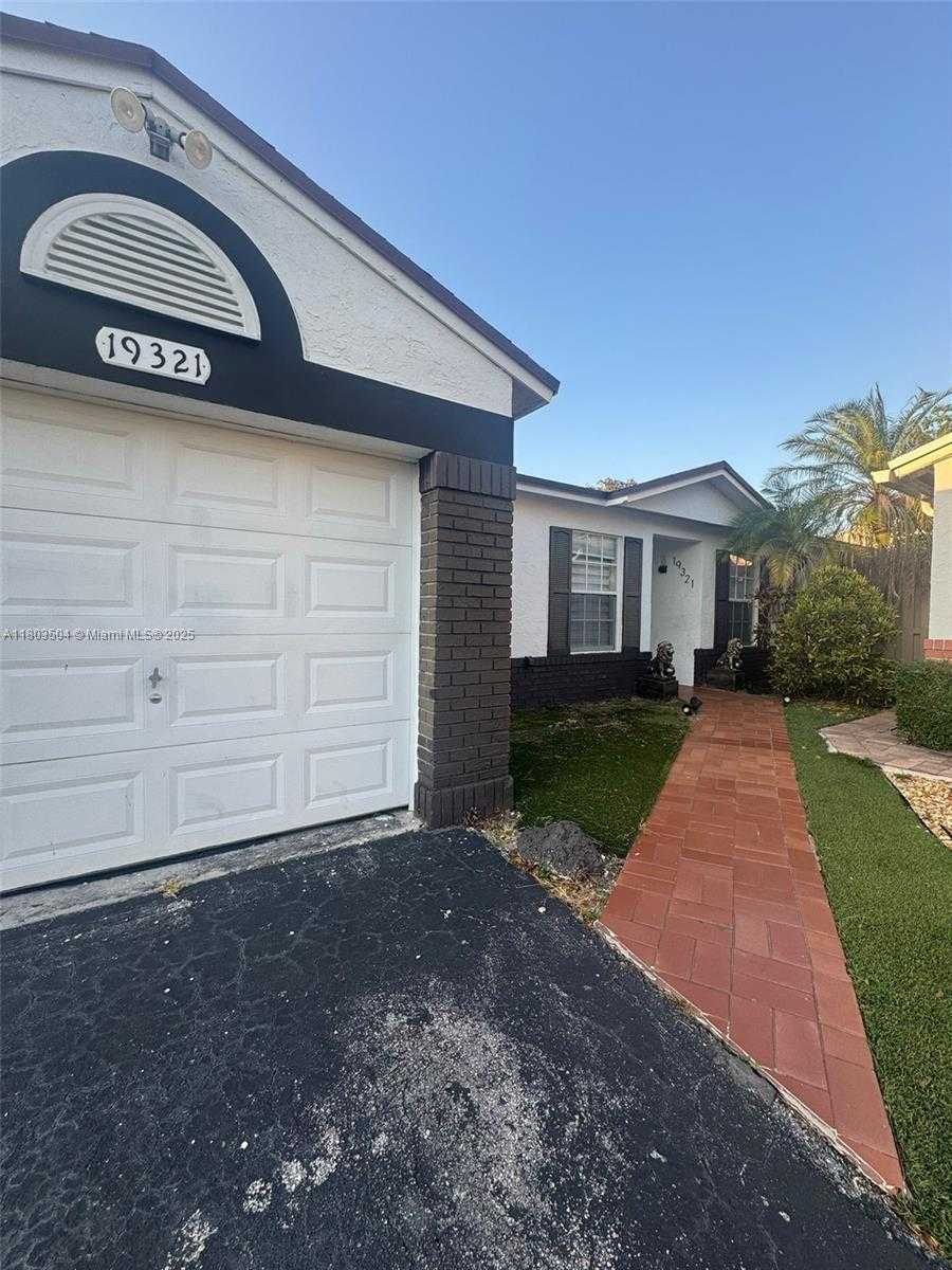 Small Image of 19321 NORTH WEST 83RD AVE, Hialeah Number 3