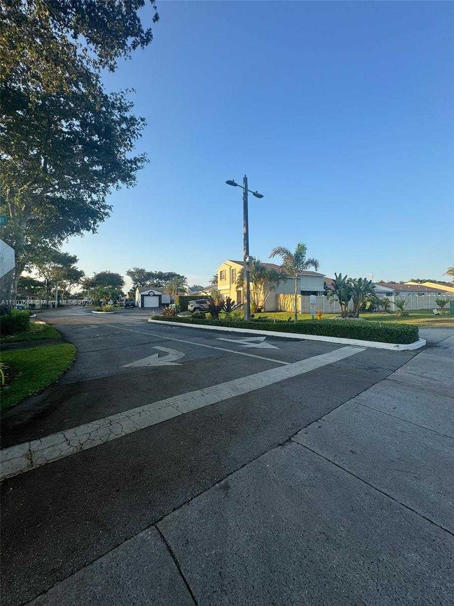 Small Image of 19321 NORTH WEST 83RD AVE, Hialeah Number 34