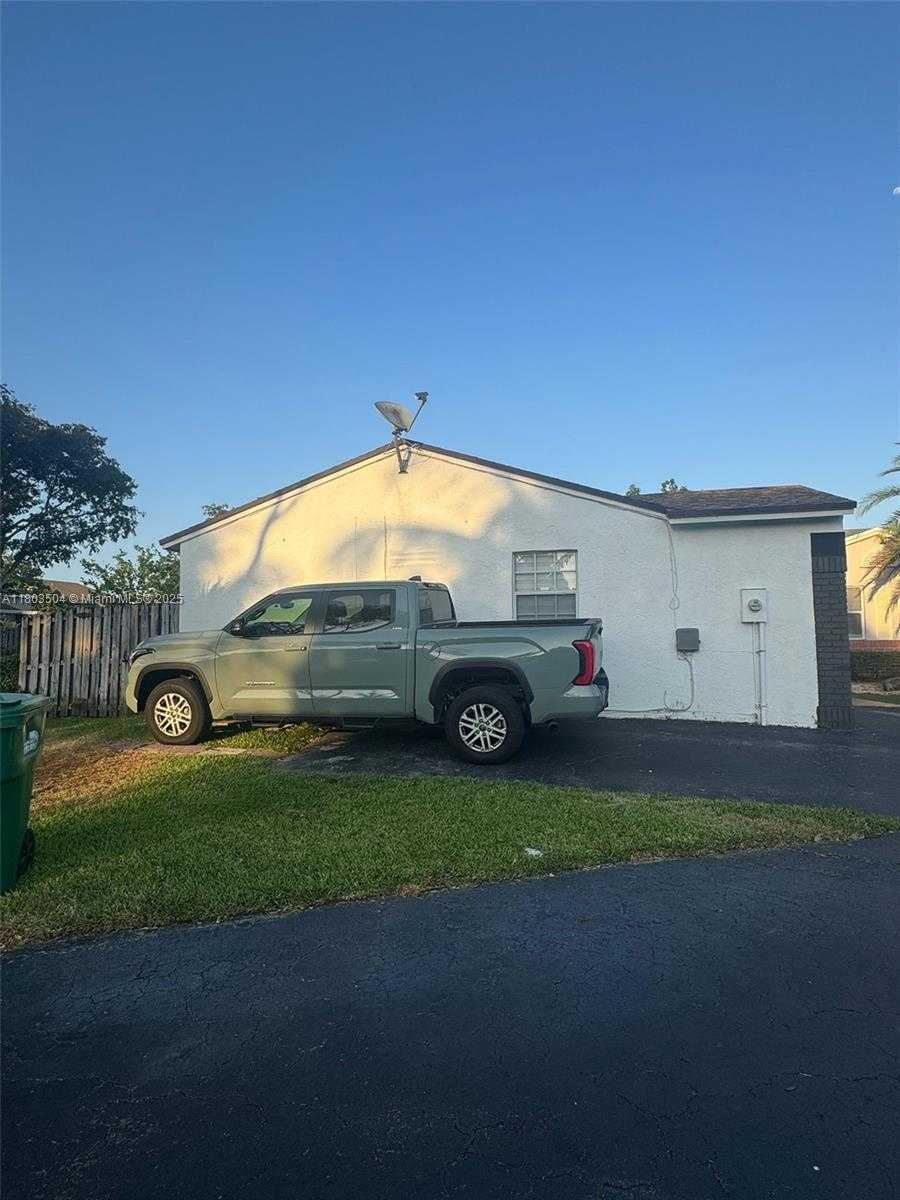 Small Image of 19321 NORTH WEST 83RD AVE, Hialeah Number 4