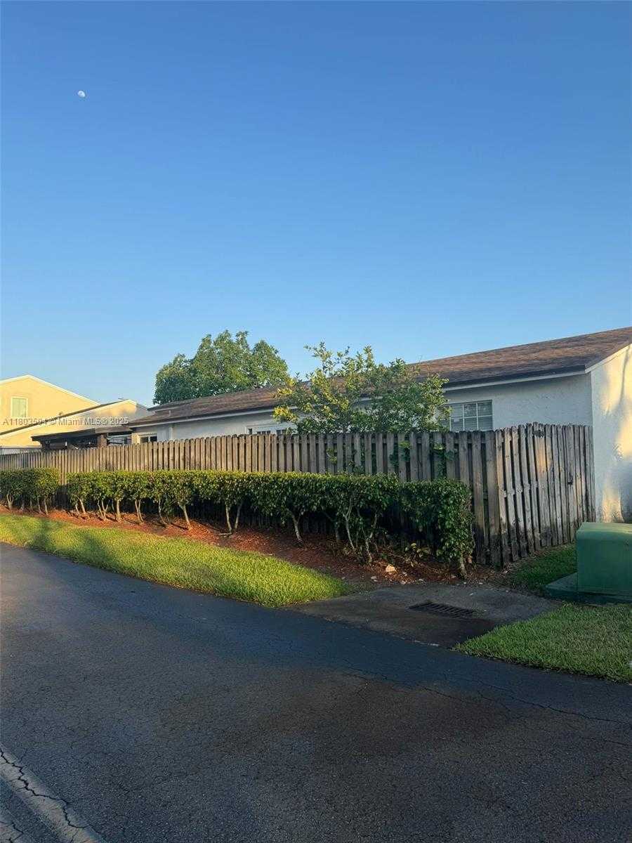 Small Image of 19321 NORTH WEST 83RD AVE, Hialeah Number 5