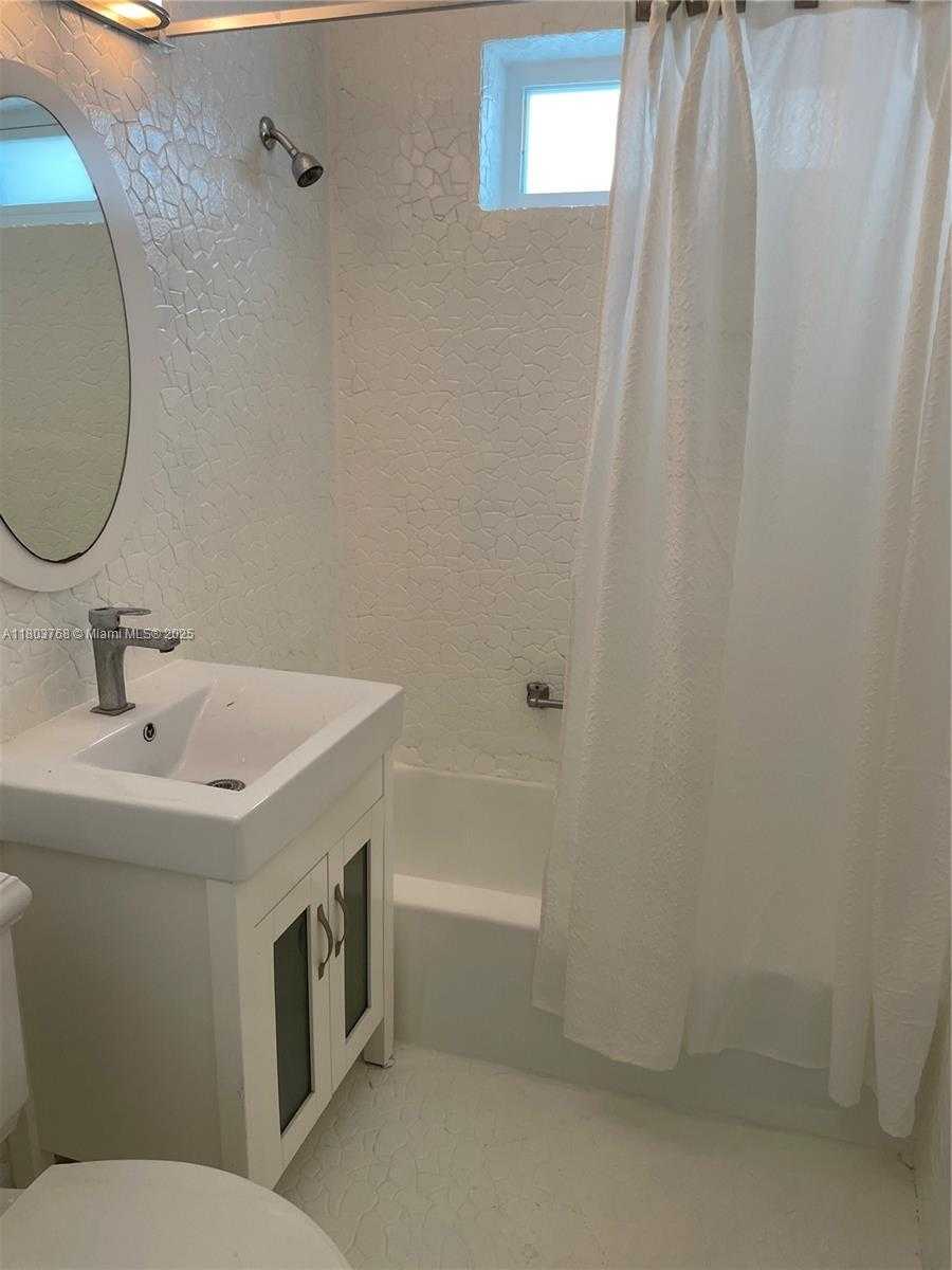 Small Image of 8851 BYRON AVE, Surfside Number 10