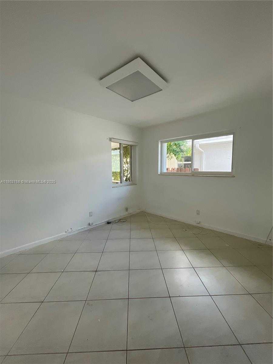 Small Image of 8851 BYRON AVE, Surfside Number 11