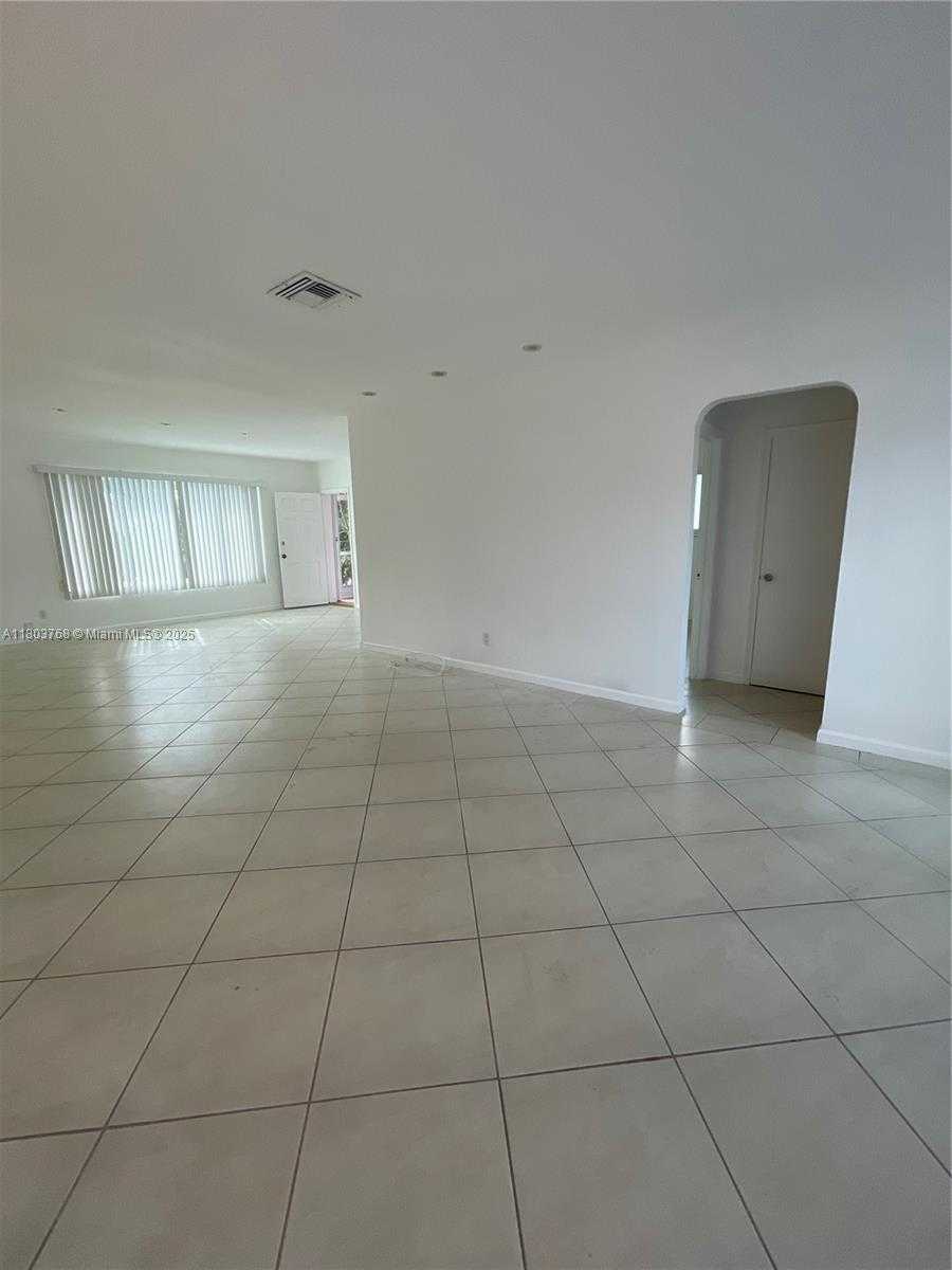 Small Image of 8851 BYRON AVE, Surfside Number 12