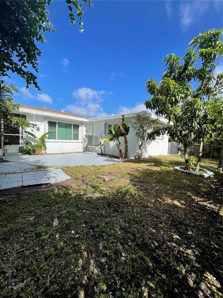 Small Image of 8851 BYRON AVE, Surfside Number 18