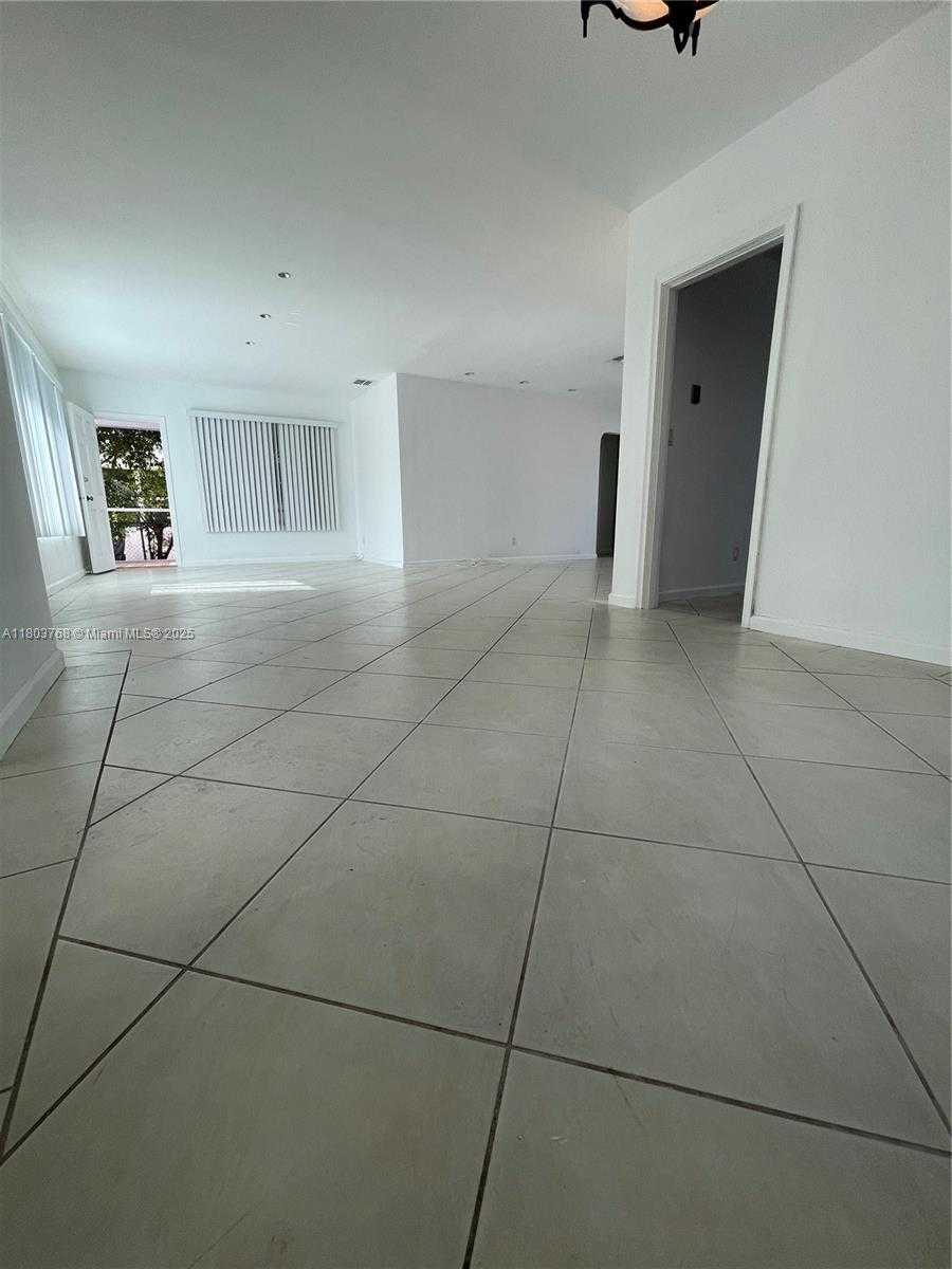 Small Image of 8851 BYRON AVE, Surfside Number 19