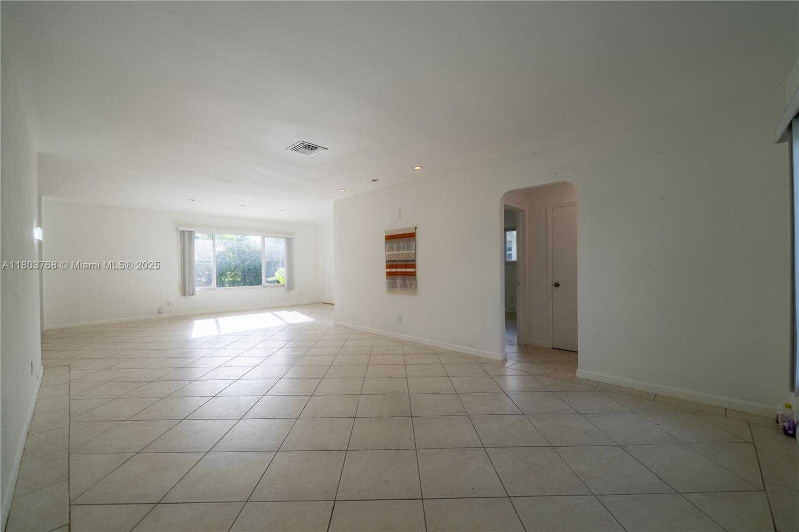 Small Image of 8851 BYRON AVE, Surfside Number 26