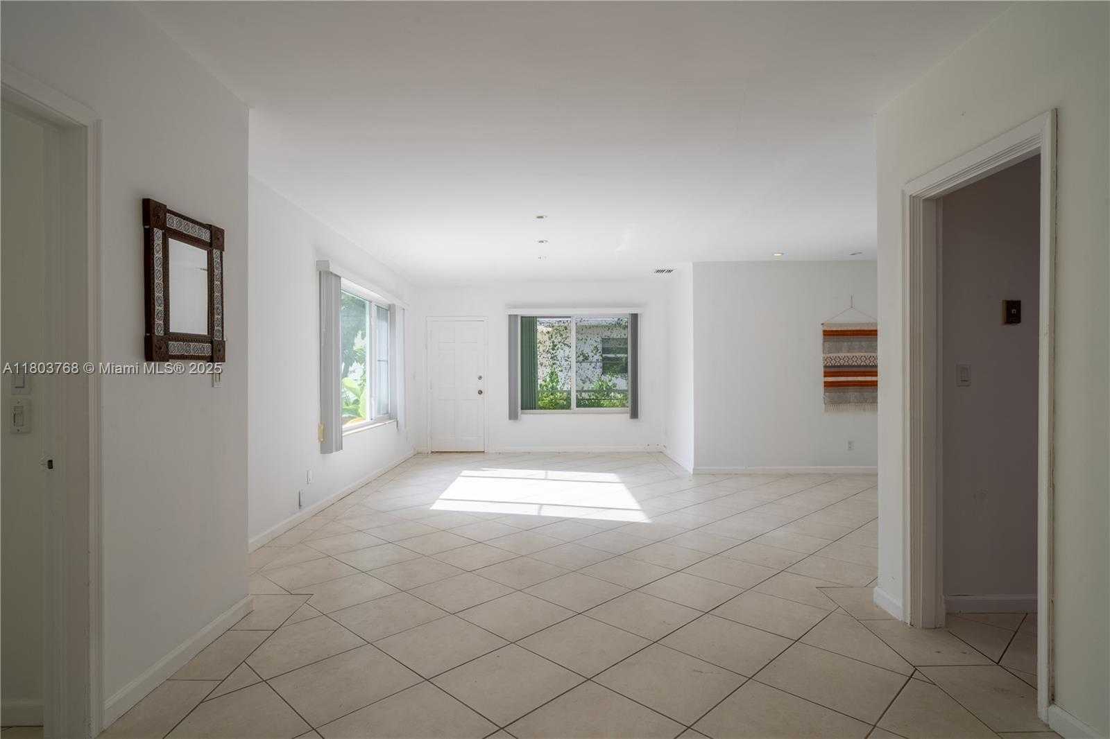 Small Image of 8851 BYRON AVE, Surfside Number 30