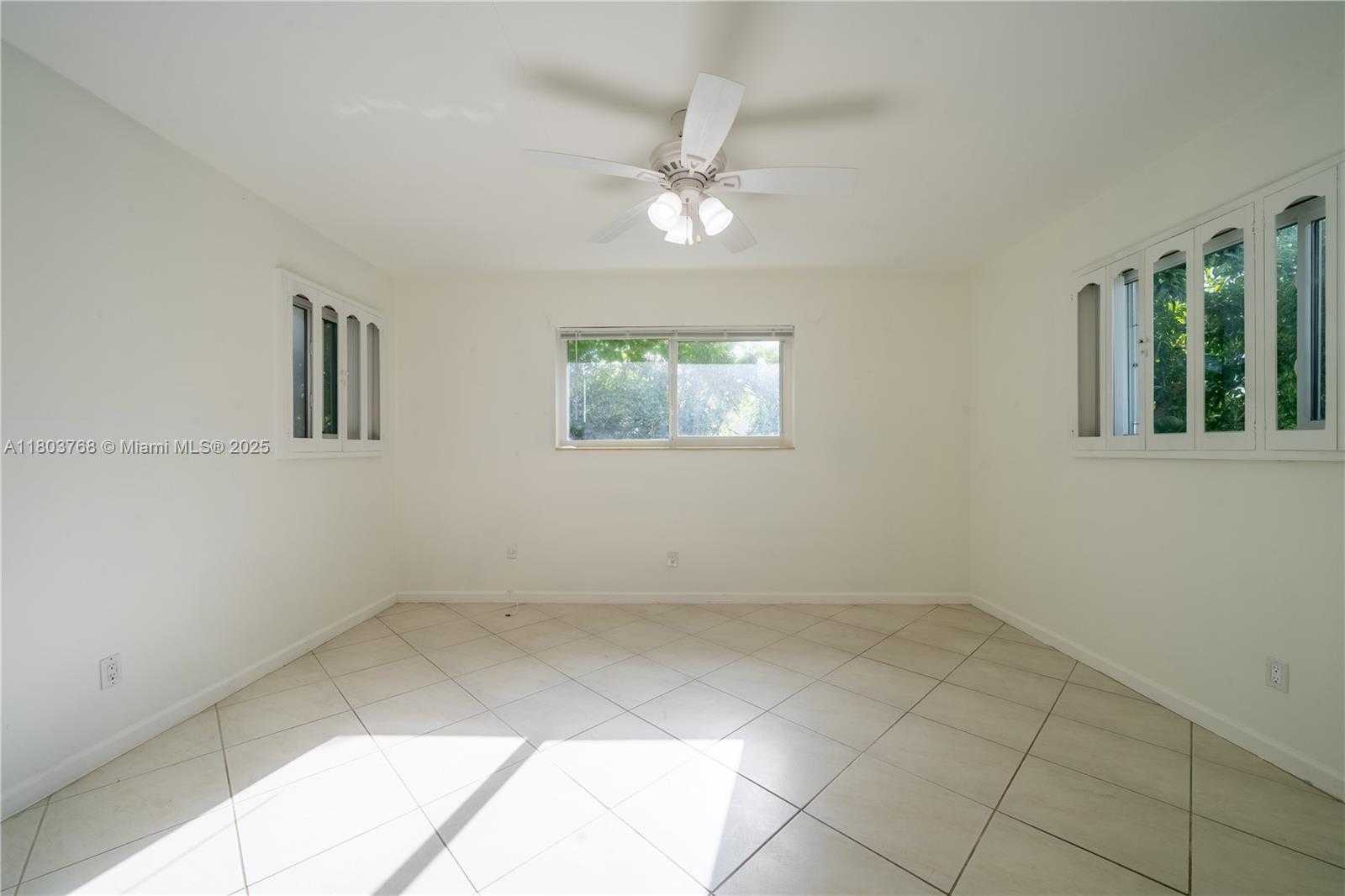 Small Image of 8851 BYRON AVE, Surfside Number 31