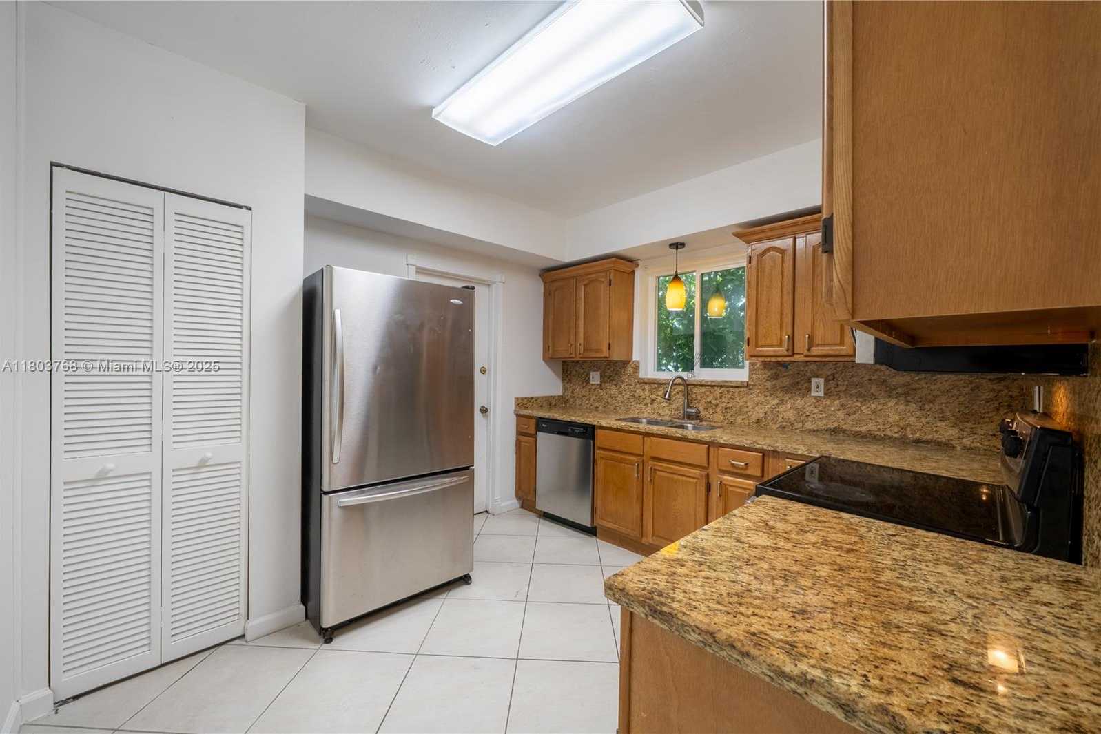 Small Image of 8851 BYRON AVE, Surfside Number 36