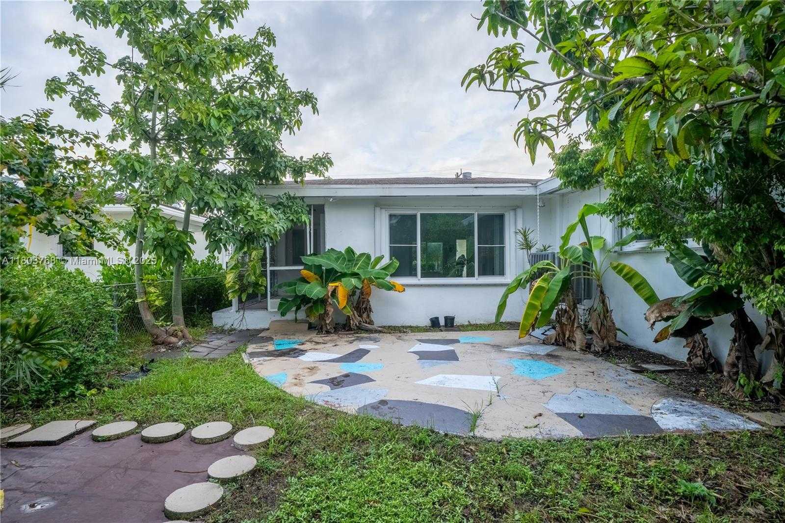 Small Image of 8851 BYRON AVE, Surfside Number 40
