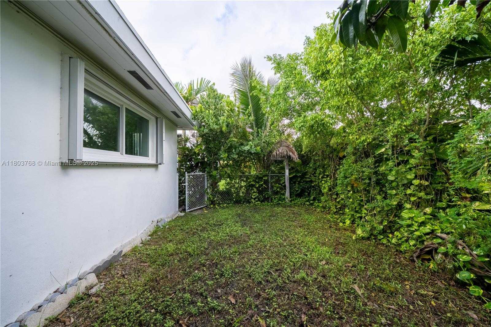 Small Image of 8851 BYRON AVE, Surfside Number 41