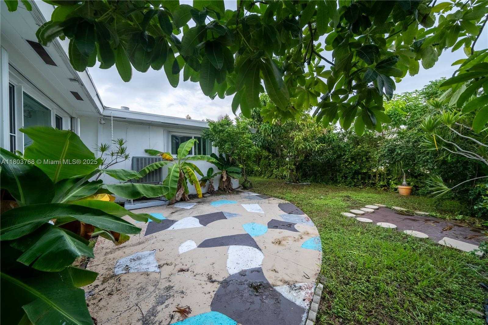 Small Image of 8851 BYRON AVE, Surfside Number 42