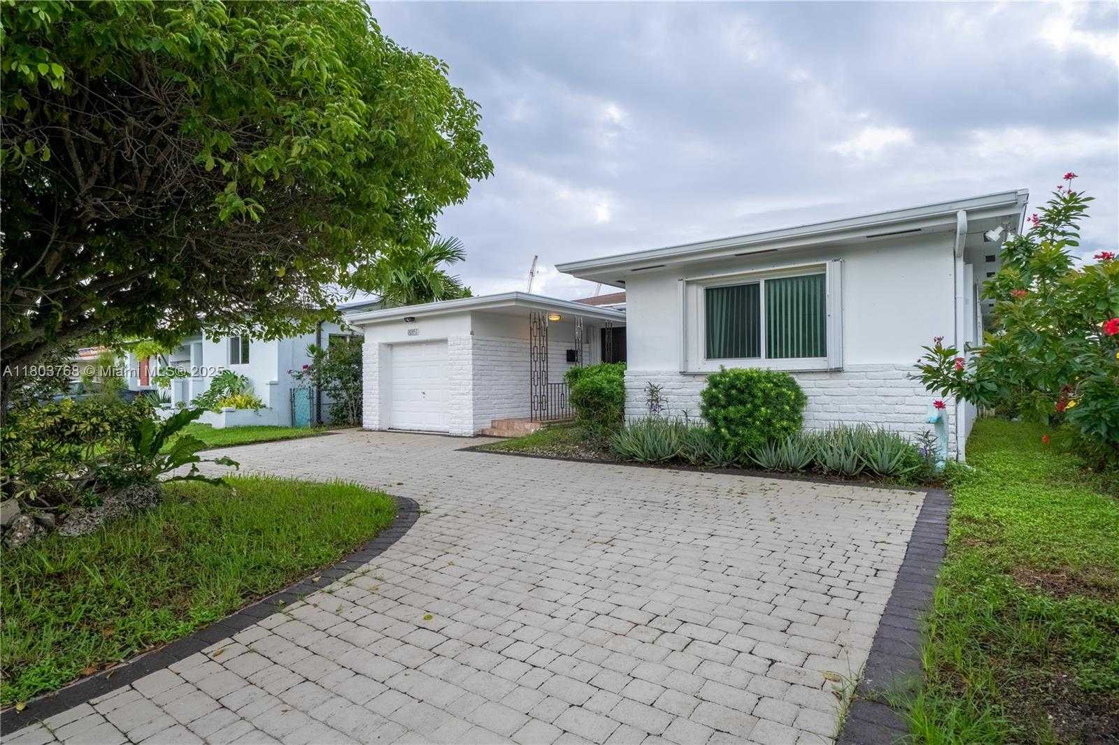 Small Image of 8851 BYRON AVE, Surfside Number 44