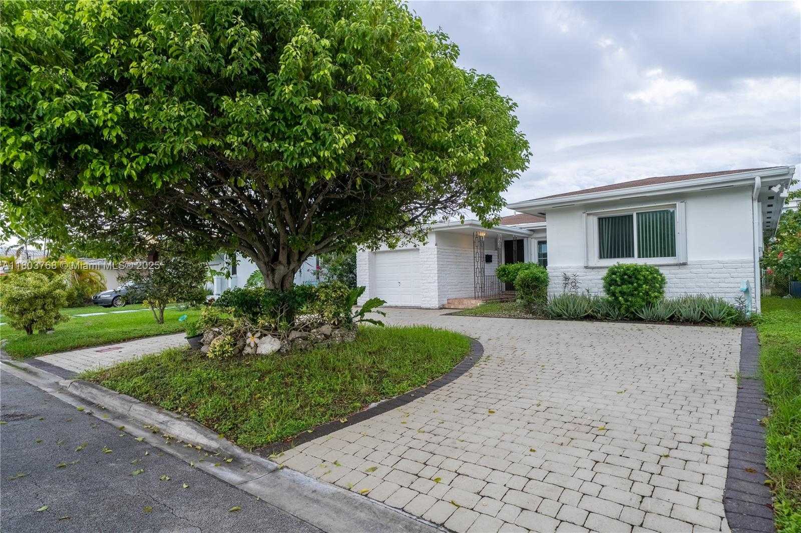 Small Image of 8851 BYRON AVE, Surfside Number 45