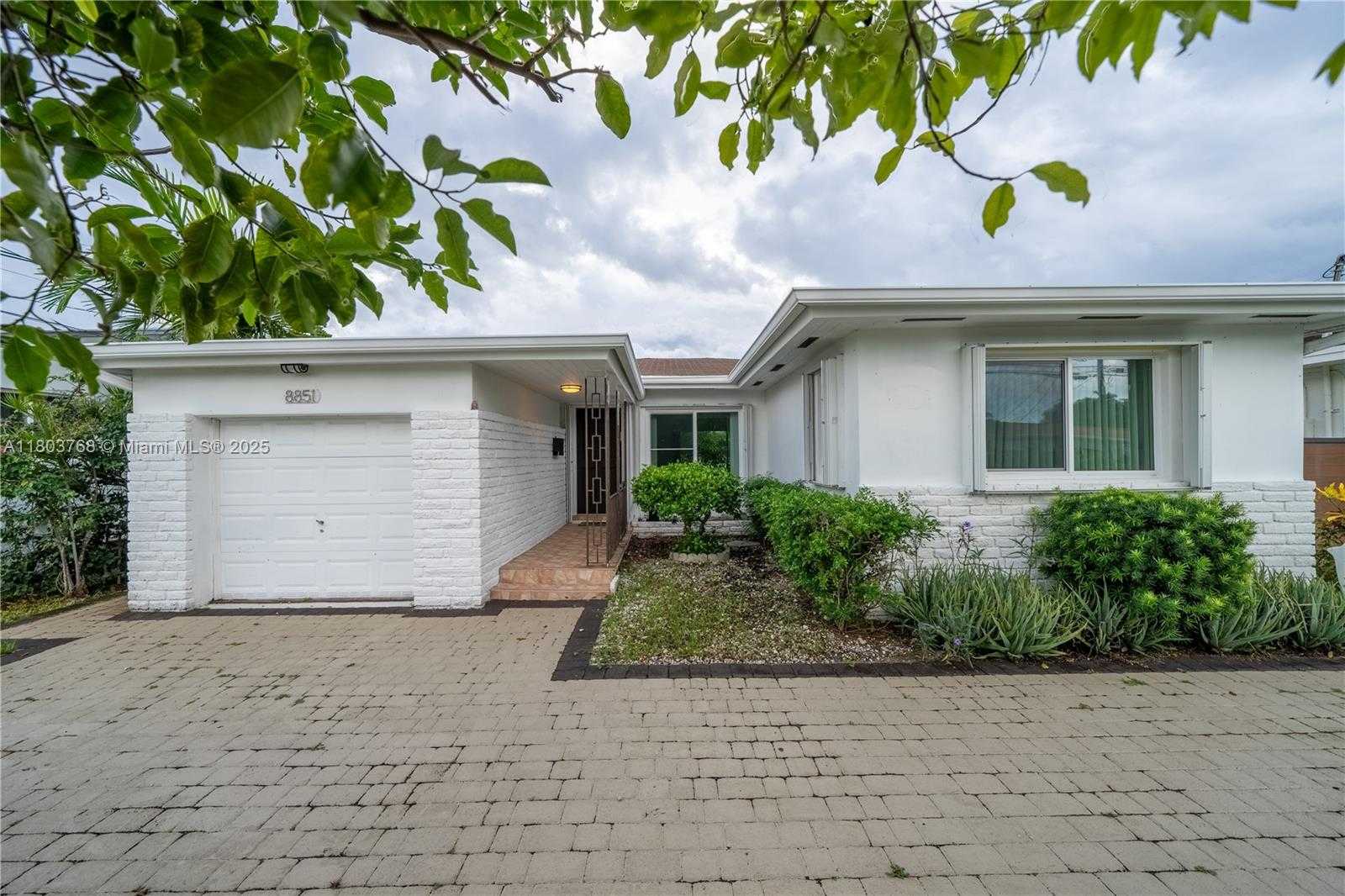 Small Image of 8851 BYRON AVE, Surfside Number 47