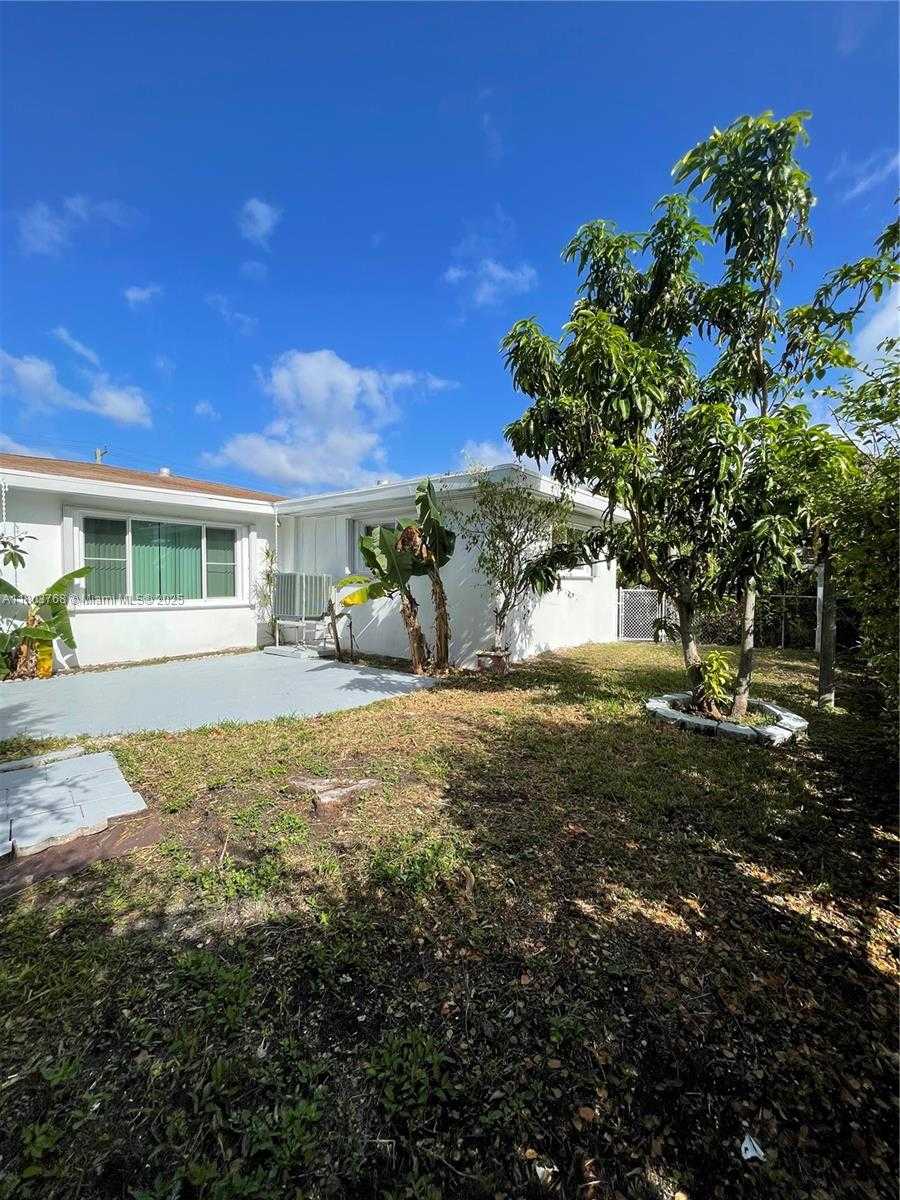 Small Image of 8851 BYRON AVE, Surfside Number 5