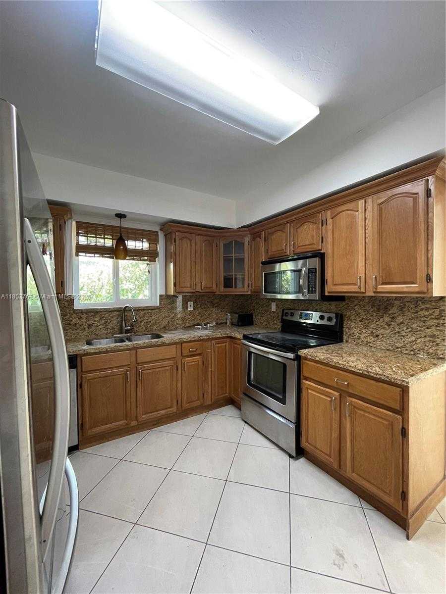 Small Image of 8851 BYRON AVE, Surfside Number 6
