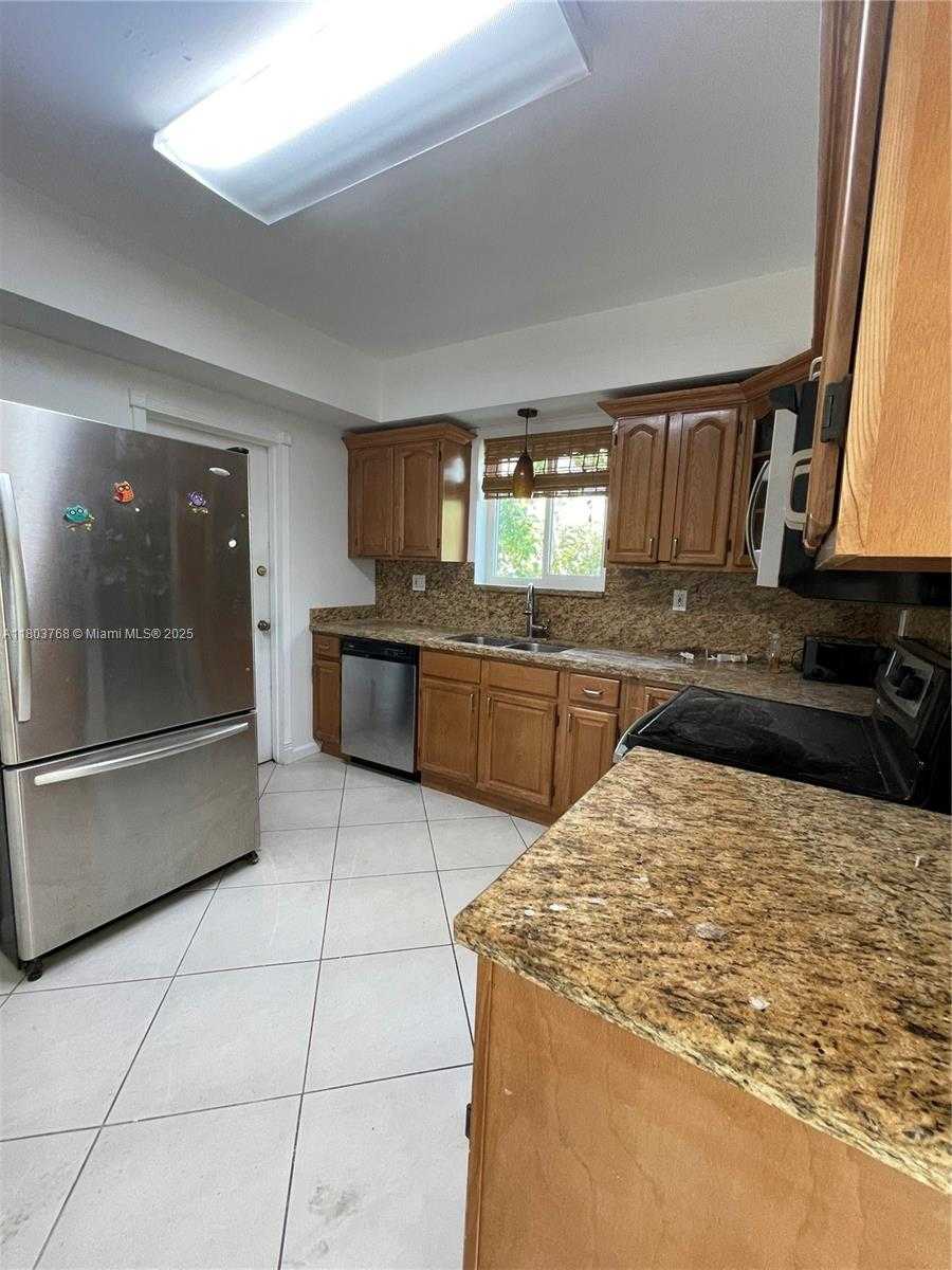 Small Image of 8851 BYRON AVE, Surfside Number 7