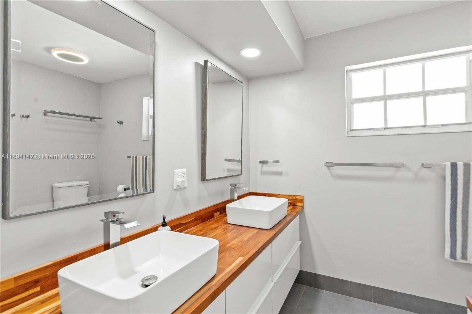 Small Image of 19510 NORTH EAST 19TH AVE, Miami Number 17