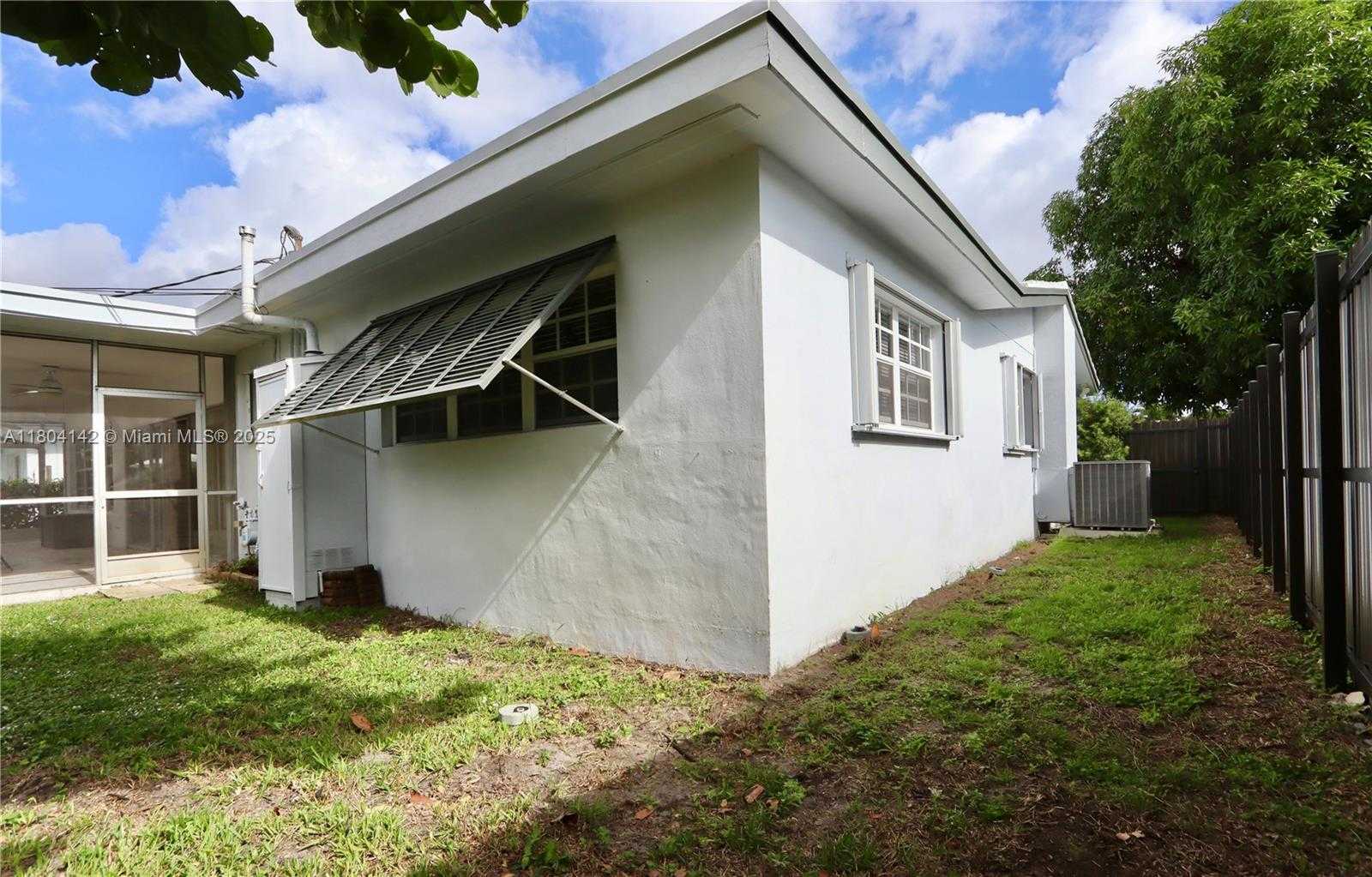 Small Image of 19510 NORTH EAST 19TH AVE, Miami Number 48