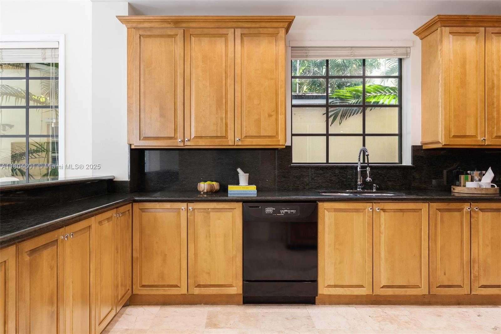 Small Image of 7250 ERWIN RD, Coral Gables Number 13