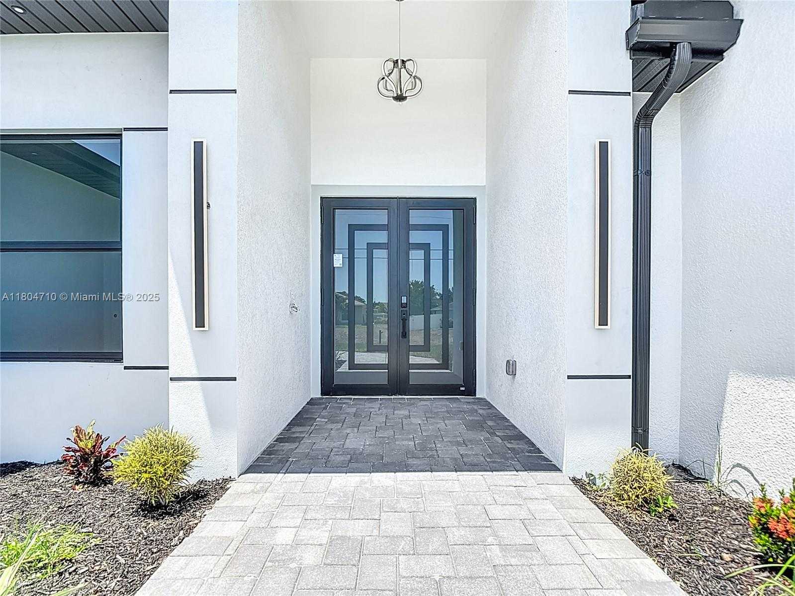 Small Image of 323 19TH TER, Cape Coral Number 4