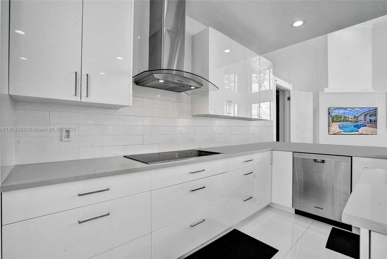 Small Image of 10457 LAUREL RD, Davie Number 14