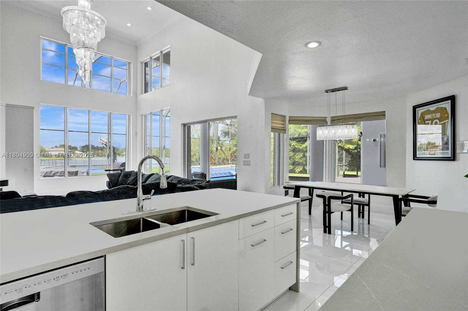 Small Image of 10457 LAUREL RD, Davie Number 15