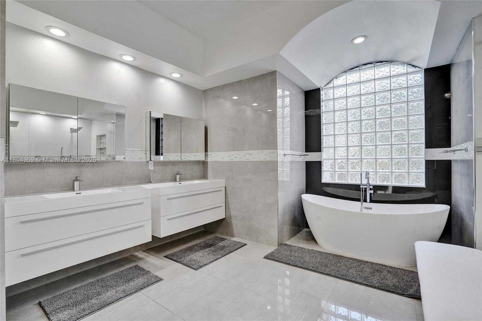 Small Image of 10457 LAUREL RD, Davie Number 31