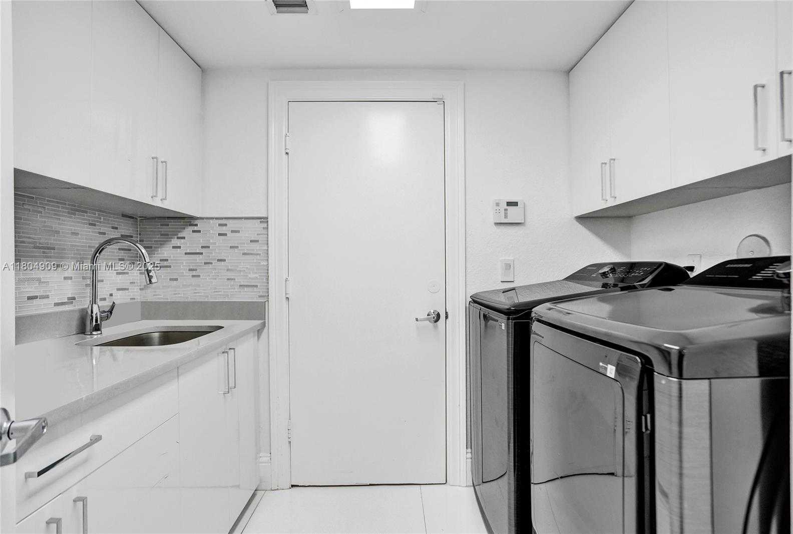 Small Image of 10457 LAUREL RD, Davie Number 34
