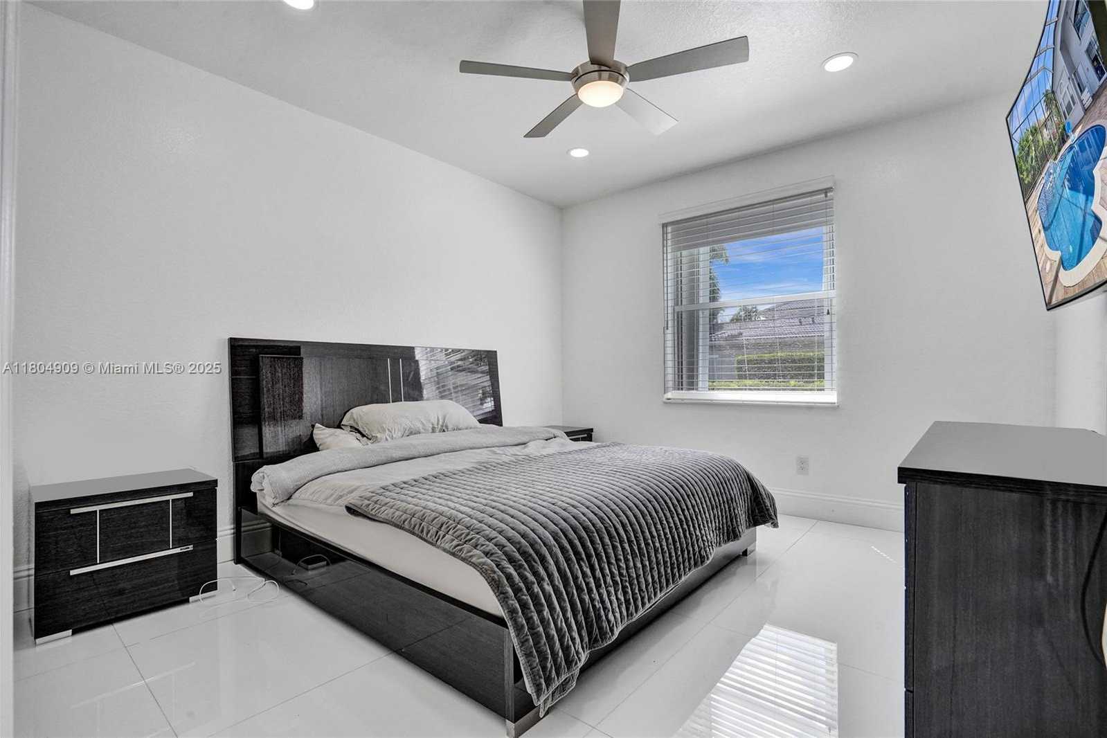 Small Image of 10457 LAUREL RD, Davie Number 35