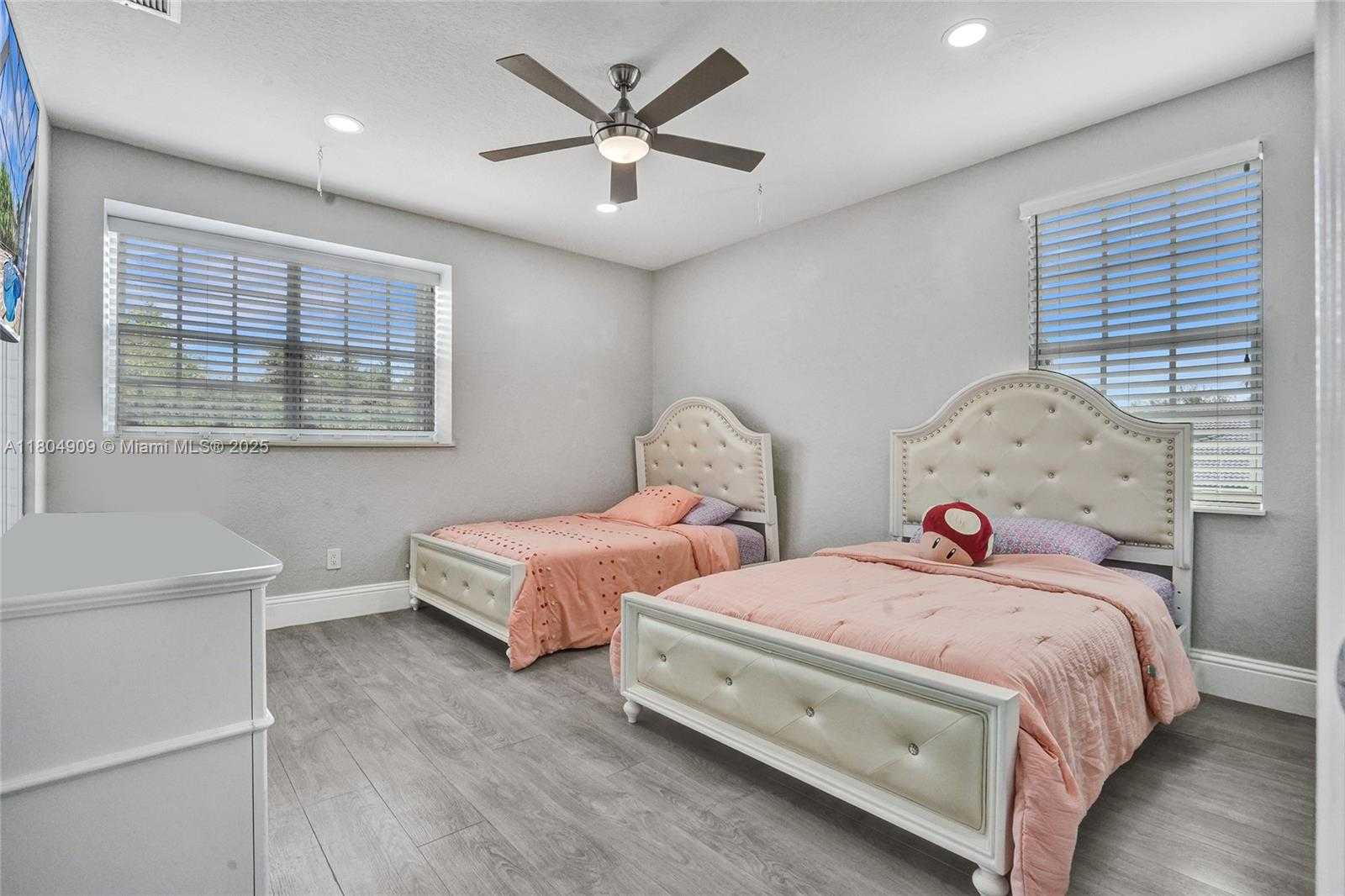 Small Image of 10457 LAUREL RD, Davie Number 47