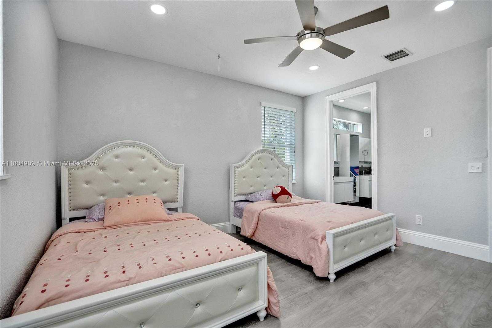 Small Image of 10457 LAUREL RD, Davie Number 48