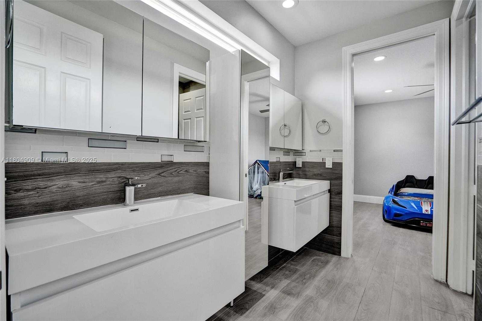 Small Image of 10457 LAUREL RD, Davie Number 50