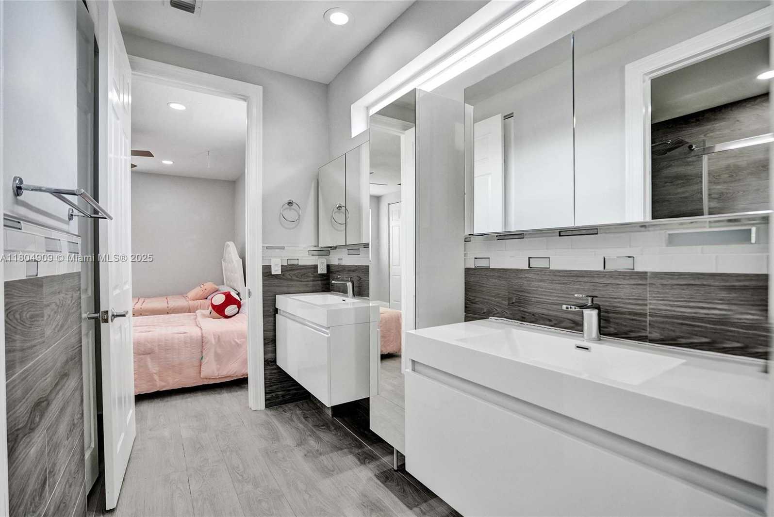 Small Image of 10457 LAUREL RD, Davie Number 51