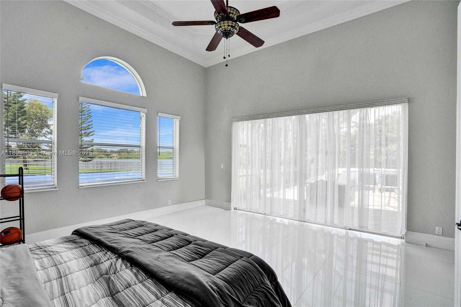 Small Image of 10457 LAUREL RD, Davie Number 63