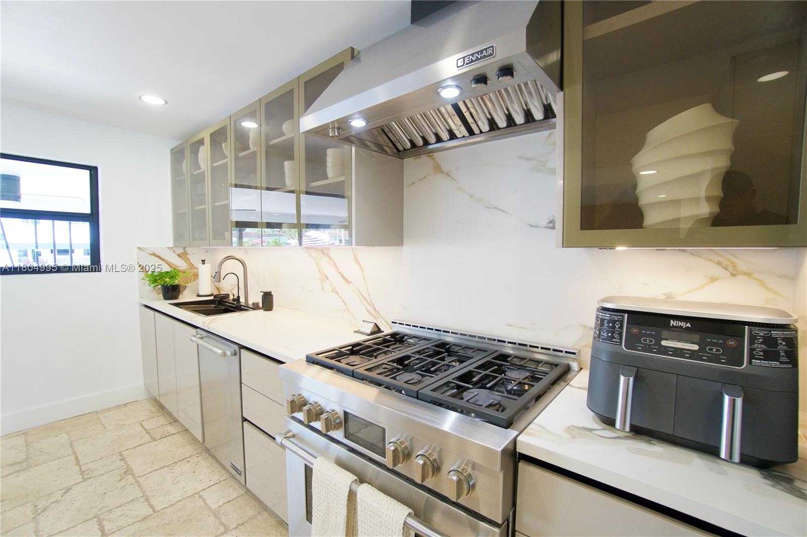 Small Image of 1112 MANDARIN ISLE, Fort Lauderdale Number 6